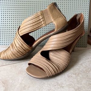Gentle Souls Osaka Rama leather sandals cream/tan  size 7M 2 - 2 1/2” heels